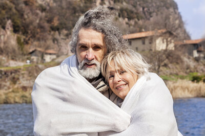 portrait-d-un-couple-de-personnes-agees-souriants-debout-au-bord-du-lac.jpg